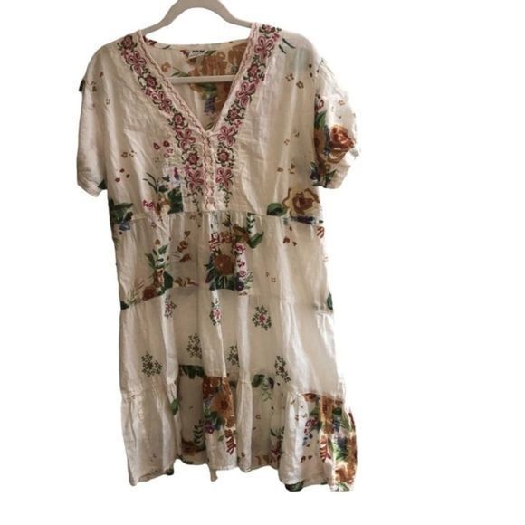 Dresses & Skirts - Embroidered Floral FlowyTiered Dress Size Large